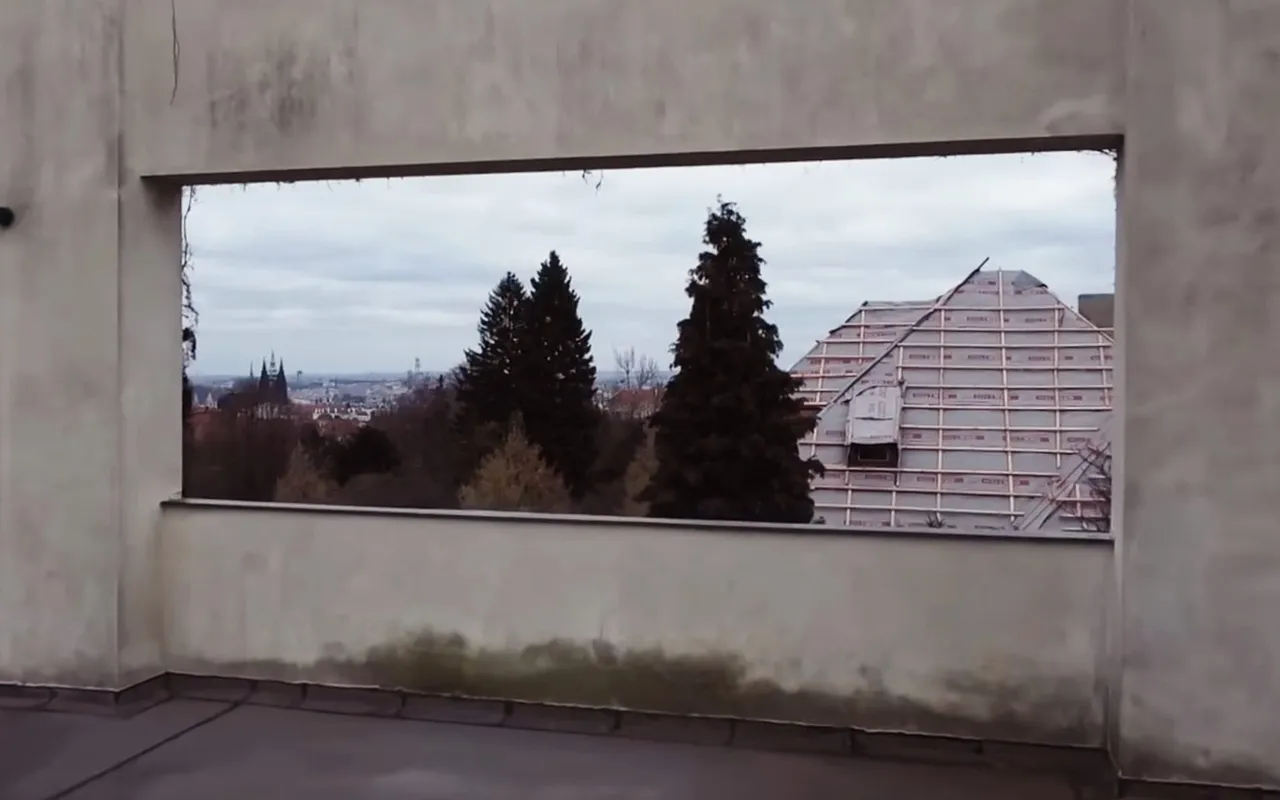La terrazza sul tetto di Villa Müller: una grande apertura nella parete della terrazza incornicia gli alberi e lo skyline della città