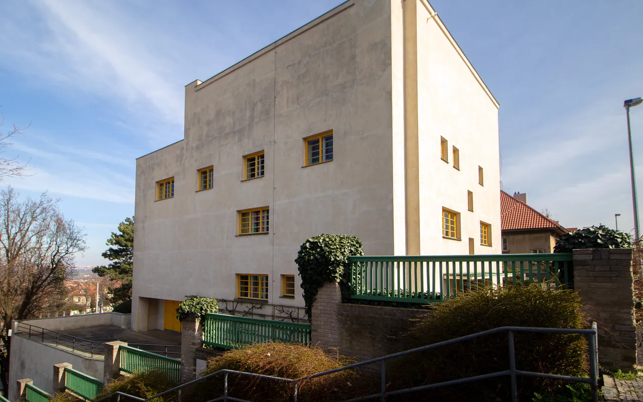 Η Villa Müller από τη δημόσια σκάλα παρακάτω, με τους λευκούς τοίχους της να υψώνονται πάνω από τον κήπο