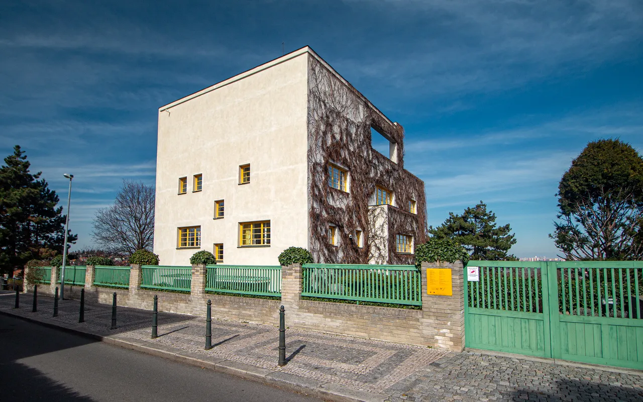 Η Villa Müller από την Nad Hradním vodojemem, δίπλα στην πράσινη πόρτα του κήπου της