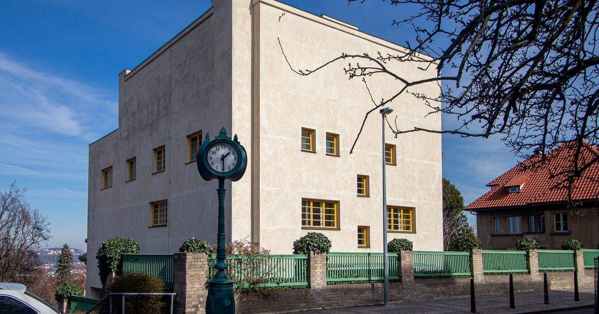 Die Villa Müller gesehen von der Straße Nad Hradním vodojemem, der weiße Kubus über ihrem grünen Zaun